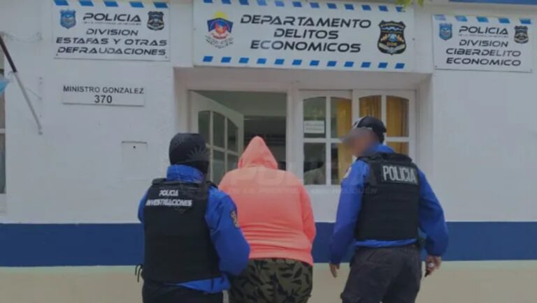 Policía durante allanamiento en barrio Cordón Colón, Neuquén