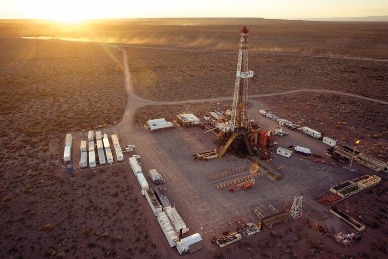 Vista panorámica de la formación Vaca Muerta en Neuquén con equipos de extracción de petróleo y gas