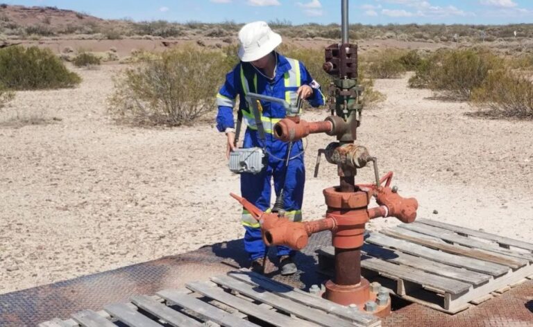 Equipo técnico de la Subsecretaría de Hidrocarburos de Neuquén realizando monitoreo de emisiones de metano en un pozo inactivo
