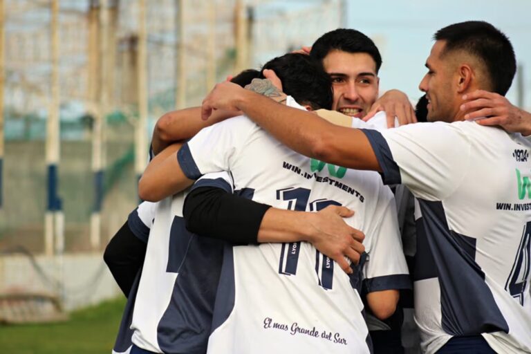 Estadio Jorge Newbery de Comodoro Rivadavia durante un partido de fútbol