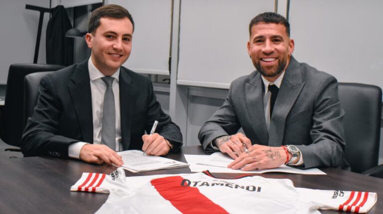 Nicolás Otamendi con la camiseta de River Plate durante la firma de contrato