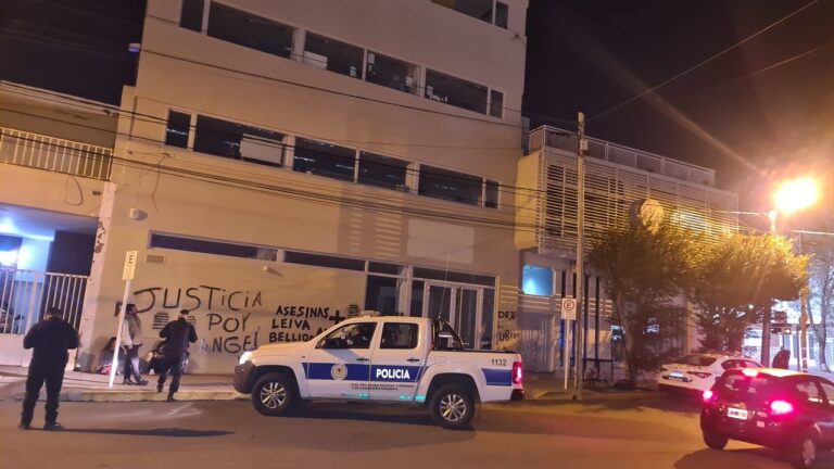 Fachada de la Oficina de Protección de Derechos del Niño en Comodoro Rivadavia con pintadas