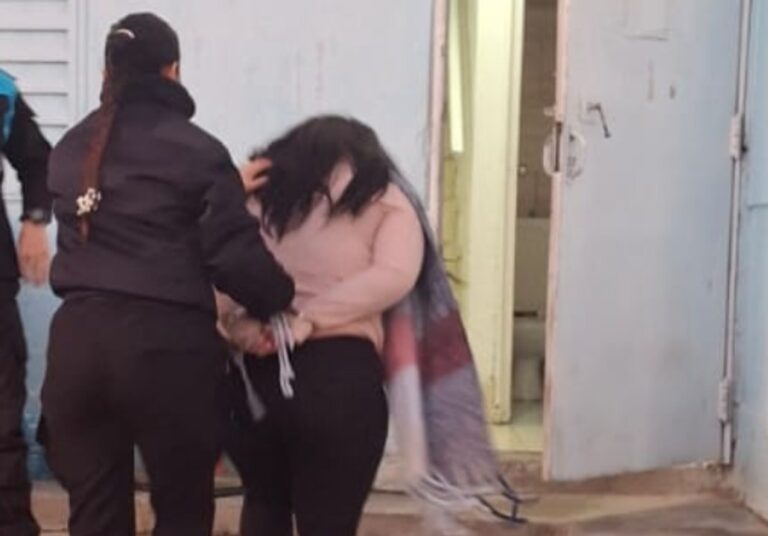 Efectivos policiales en el barrio 30 de Octubre de Comodoro Rivadavia tras una pelea