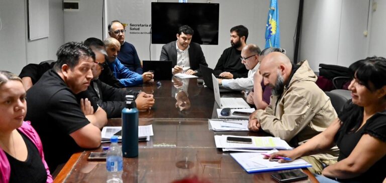 Firma de acuerdo salarial entre gobierno de Chubut y gremios de salud en Rawson