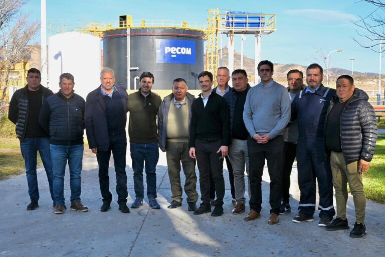 Reunión entre el gobernador Ignacio Torres y el presidente de PECOM, Luis Perez Companc, en instalaciones de la compañía