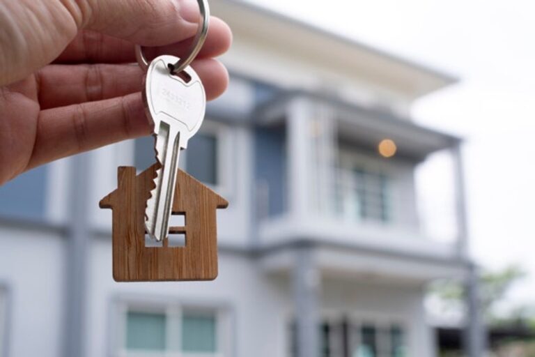 Personas firmando un contrato de alquiler en una inmobiliaria en Chubut