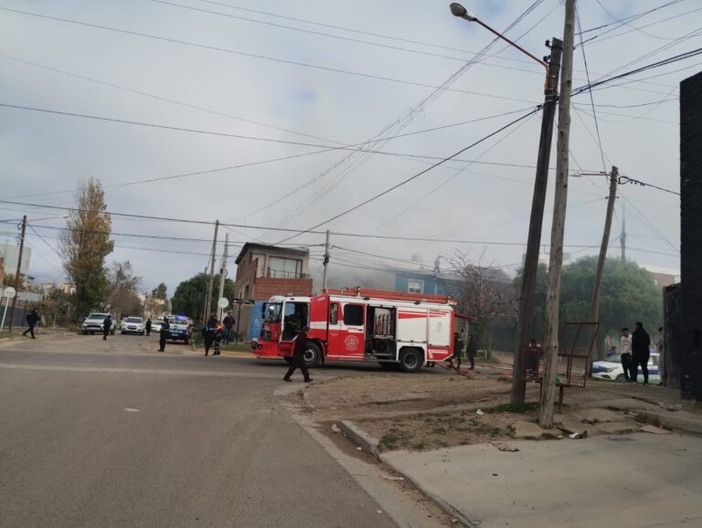 Efectivos policiales en la puerta de un departamento en Puerto Madryn