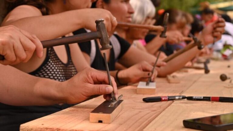 Feria de artesanos en Rada Tilly con stands y piezas artesanales