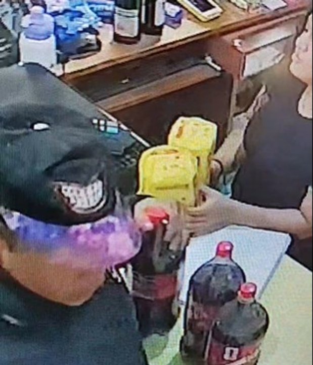 Imagen de las cámaras de seguridad del comercio Punto Clave en Rawson durante el robo
