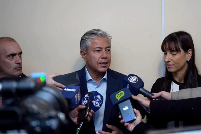 Rolando Figueroa en conferencia de prensa sobre el RIGI en Neuquén