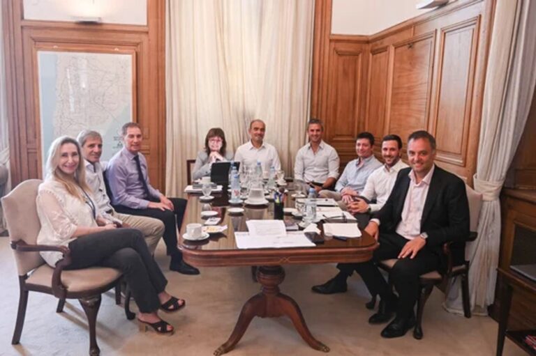Reunión de Santiago Caputo y Martín Menem en Casa Rosada