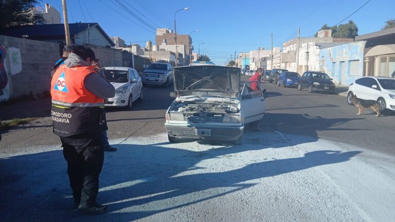 Camioneta Volkswagen Saveiro con humo en el capot en la intersección de Sarmiento y Alem, Comodoro Rivadavia