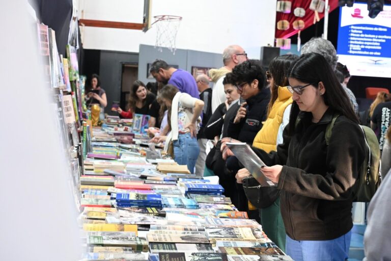 Cartel de la V Edición de la Feria Municipal del Libro de Puerto Madryn con fechas y autores destacados