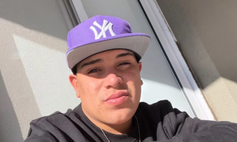 Thiago Medina sonriente en una selfie al aire libre