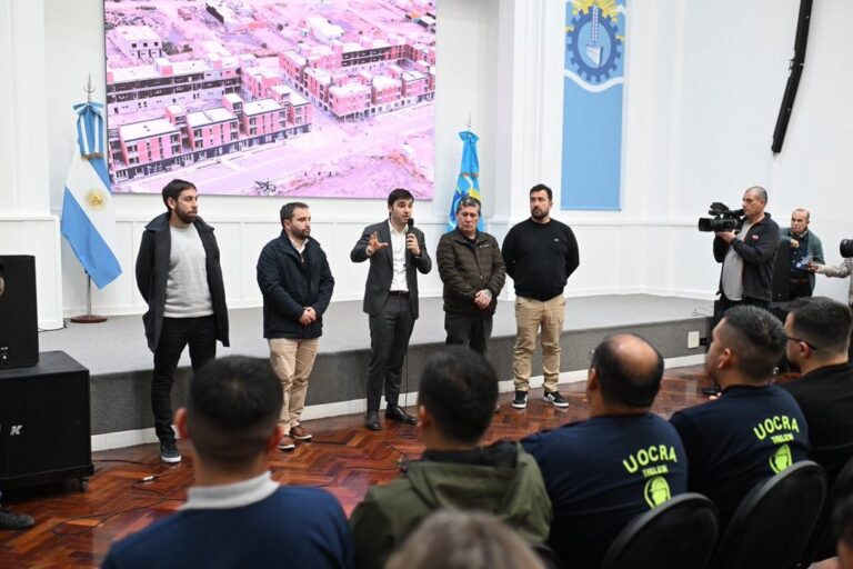 Gobernador Ignacio Torres anunciando beneficios impositivos para la construcción en Chubut