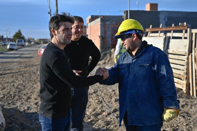 Gobernador Ignacio Torres e intendente Damián Biss recorren inicio de obra de gas en Rawson