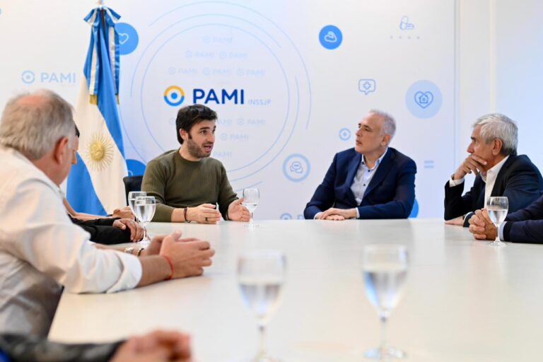 Reunión entre el gobernador Ignacio Torres y autoridades de PAMI en Buenos Aires