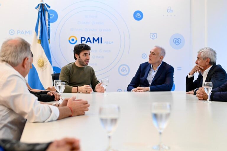 Reunión entre el gobernador Ignacio Torres y autoridades de PAMI