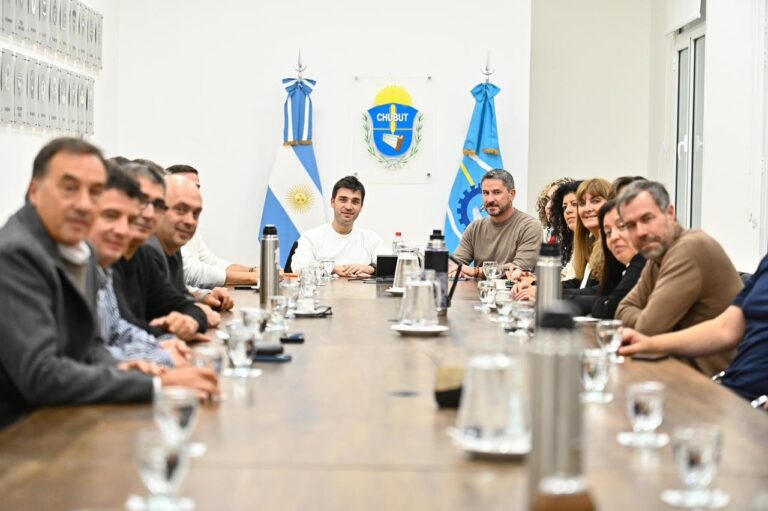 Reunión entre autoridades provinciales, municipales y representantes de la Cámara de Industria y Comercio en Comodoro Rivadavia