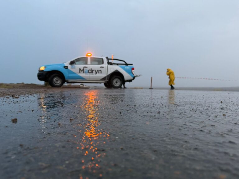 Agentes de tránsito en operativo preventivo durante lluvias en Puerto Madryn