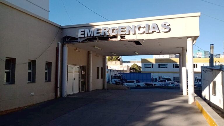 Ambulancia en la puerta de una vivienda en Comodoro Rivadavia por intoxicación con monóxido de carbono