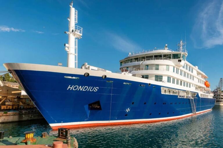 Crucero de expedición polar MV Hondius en el mar
