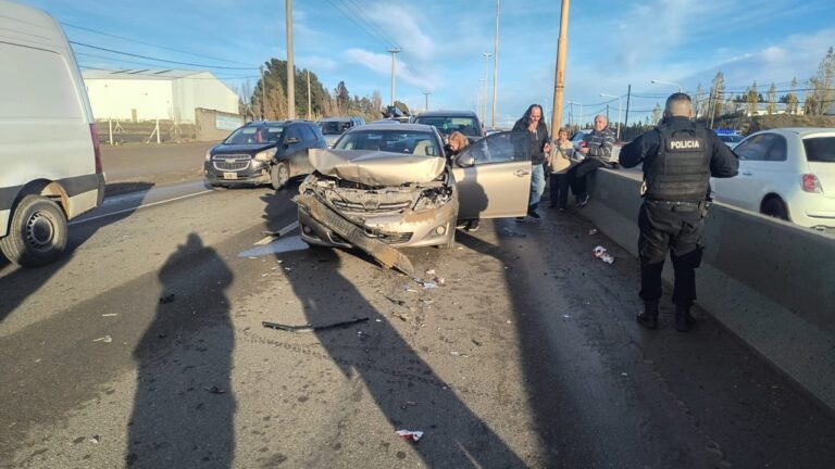 Tres vehículos colisionados en la avenida Hipólito Yrigoyen de Comodoro Rivadavia