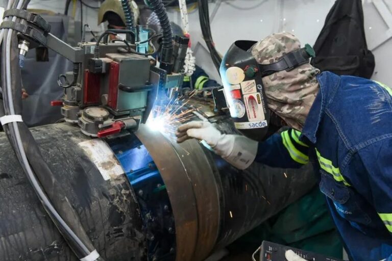 Soldador trabajando en estructura metálica en yacimiento de Vaca Muerta