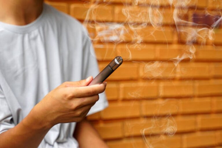 Jóvenes usando vapeadores en Comodoro Rivadavia