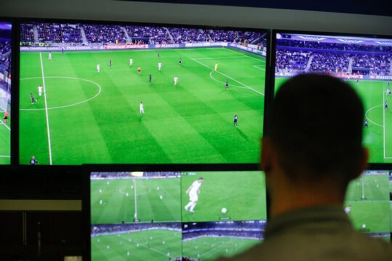 Árbitro revisando monitor VAR en partido de fútbol argentino