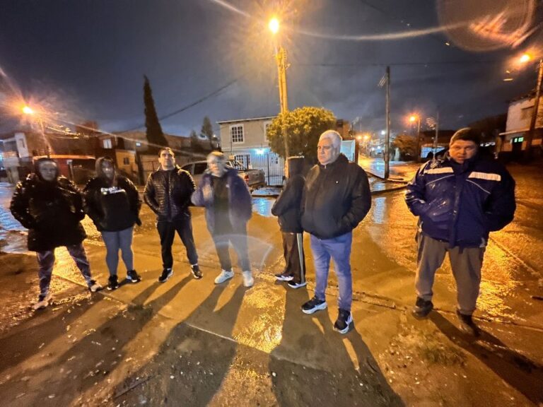 Vecinos del barrio Moure reunidos en reclamo por seguridad e iluminación en Chubut