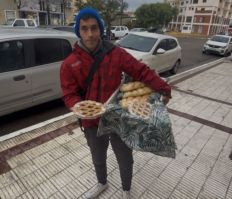 Carlos Iván Aramayo vendiendo productos en la calle en Comodoro Rivadavia
