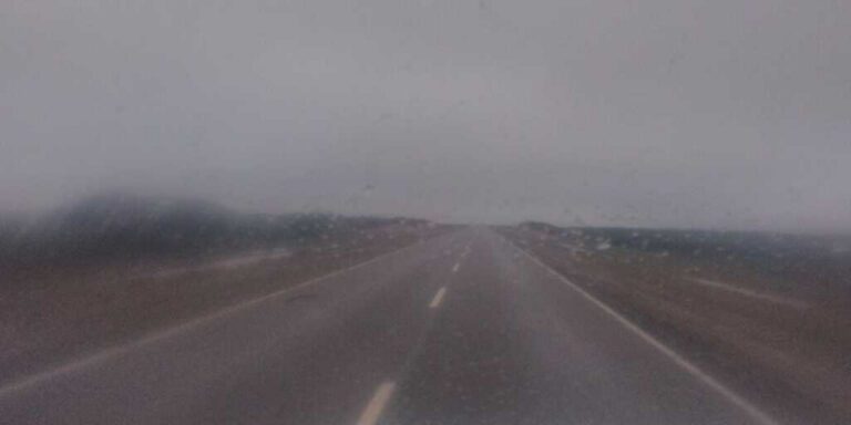 Ambulancia y bomberos en la Ruta 3 durante operativo de emergencia por vuelco