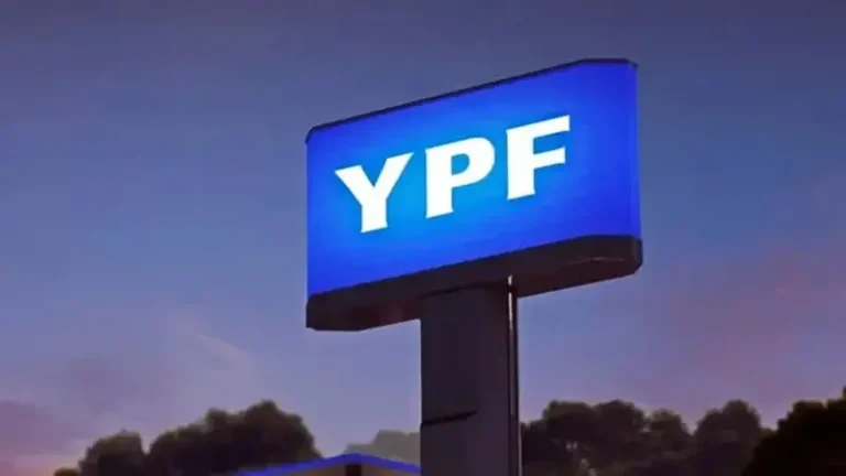 Surtidor de YPF con precios de combustibles visibles