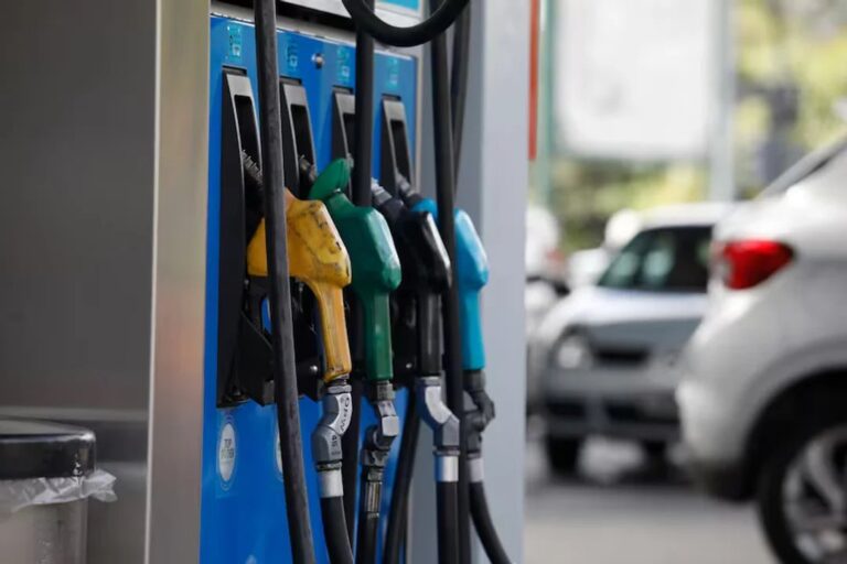 Surtidor de YPF con precios de combustibles en Neuquén y Río Negro