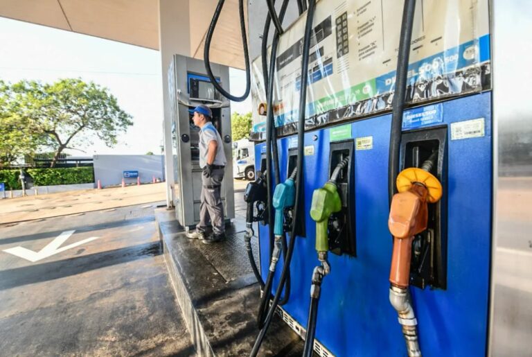Surtidor de YPF en Comodoro Rivadavia mostrando precios de combustibles