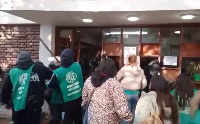 Edificio de Supervisión de Escuelas de Comodoro Rivadavia con daños visibles en puertas y ventanas