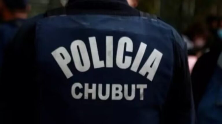 Policía en las inmediaciones de un comercio en Comodoro Rivadavia