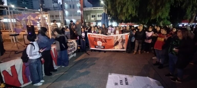 Personas reunidas en la plaza de la Escuela 83 de Comodoro Rivadavia durante la marcha Ni Una Menos
