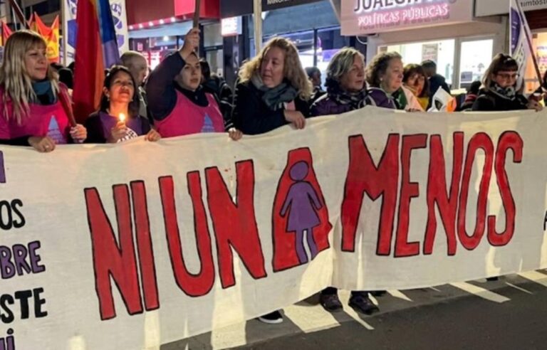 Marcha Ni Una Menos en Comodoro Rivadavia con carteles y banderas