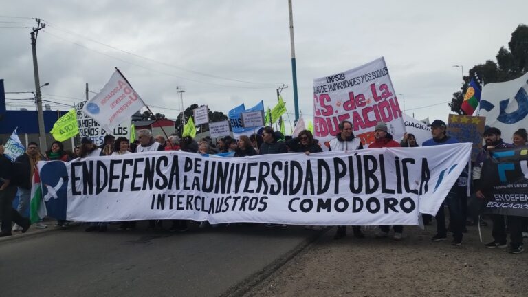 Docentes universitarios durante una protesta
