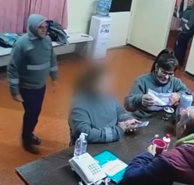 Imagen de cámara de seguridad donde se ve a un concejal tocando a una empleada municipal en San Isidro