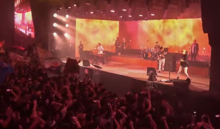 Vista del público durante el concierto de Los Fundamentalistas del Aire Acondicionado en el Predio Ferial de Comodoro Rivadavia