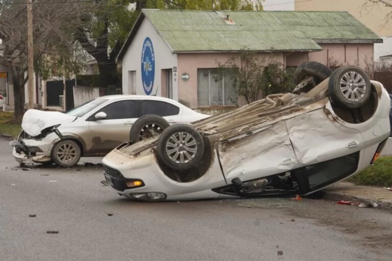 Vehículo volcado en intersección de Alberdi y Federico Sphur en Río Gallegos
