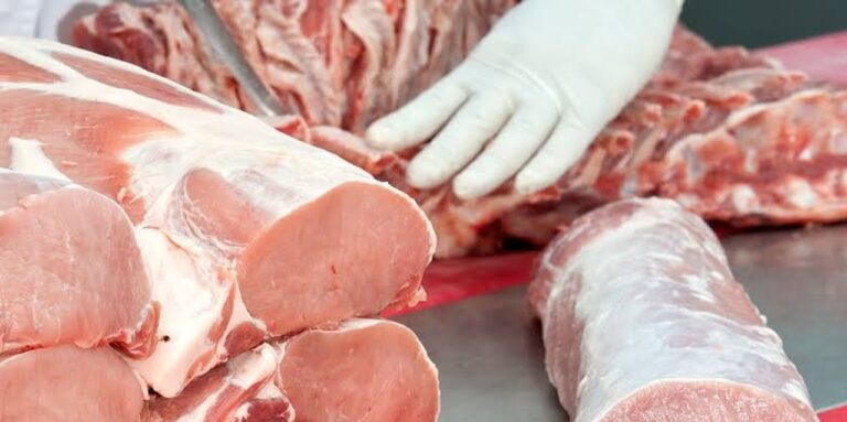 Cortes de carne de cerdo en exhibición en una carnicería especializada
