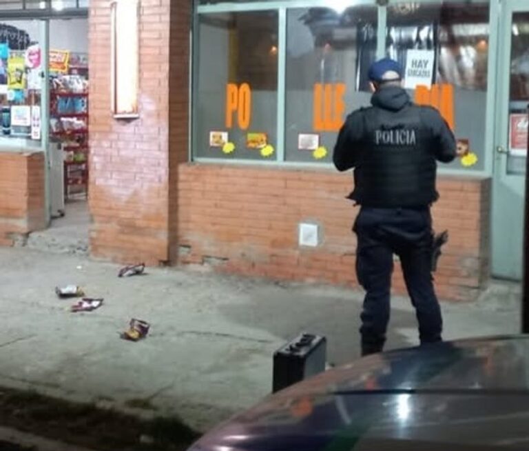 Policía en la vía pública en Sarmiento, Chubut