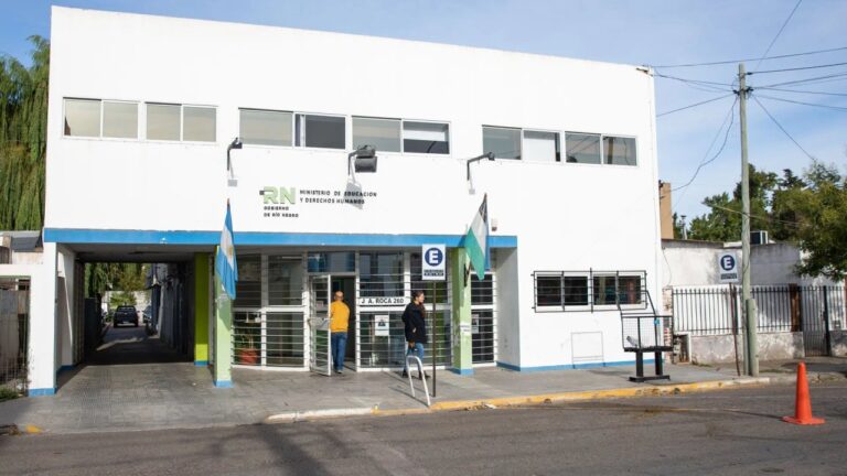 Fachada de la escuela ESRN 6 en Ingeniero Jacobacci