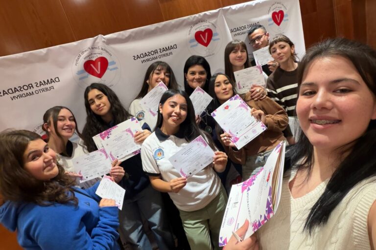 Estudiantes del Movimiento Colibríes de la Escuela N° 741 de Puerto Madryn con el ministro de Educación de Chubut en videollamada