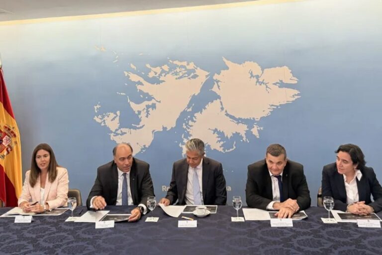 Rolando Figueroa durante reunión con inversores en Madrid