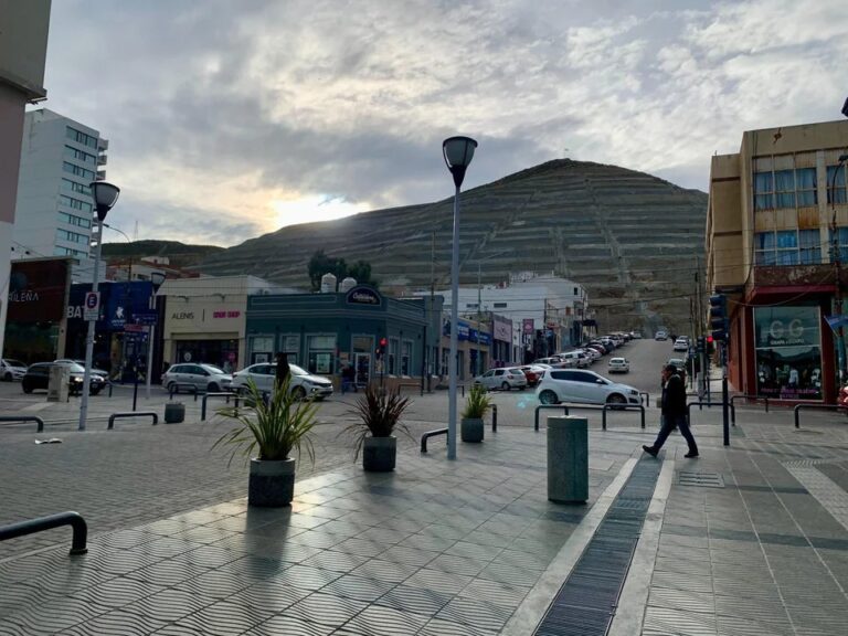 Vista de Comodoro Rivadavia con cielo nublado y ambiente invernal